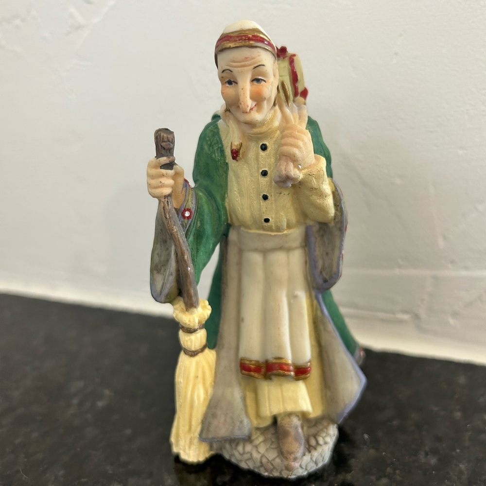 Vintage International Resources SC05 La Befana Italian Figurine